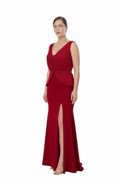 فستان سهرة أحمر بياقة على شكل حرف V بمقاسات كبيرة